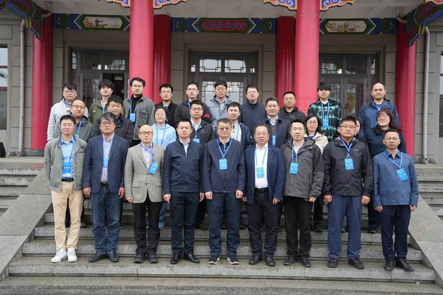 一群人站在街道上 AI 生成的内容可能不正确。