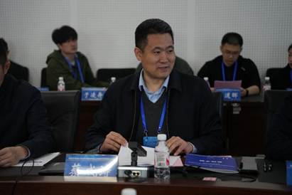 一群人看着桌子上的电脑 AI 生成的内容可能不正确。