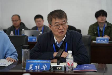 一些人在桌子前 AI 生成的内容可能不正确。