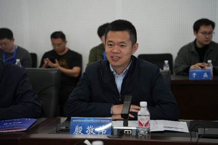 一群人看着桌子上的电脑 AI 生成的内容可能不正确。